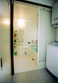 浴室は室内にあった釜を給湯器に変え、ユニットバスを入れました。