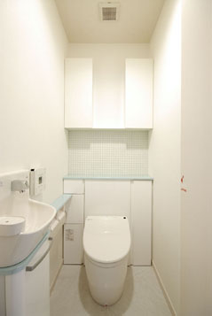 ホワイト系のトイレ。ホワイト系とダーク系で異なるイメージ２つのトイレを設置
