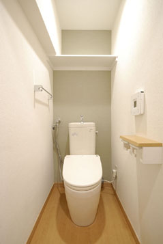 最新モデルのトイレを導入した上で、清潔感あふれる白で統一しました。