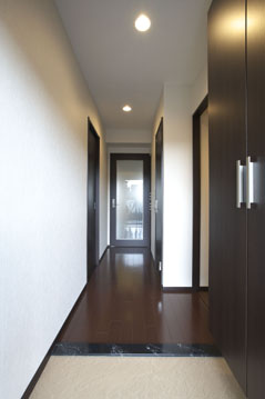 玄関はシンプルで明るく一新。お部屋の顔にふさわしい空間へと生まれ変わりました。