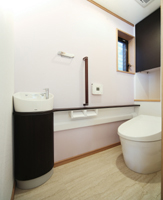 トイレは白を基調にして清潔感を演出。最新型のトイレなので、使い勝手も向上。