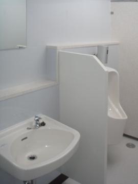 事務所のトイレをリフォームしました。壁パネルは汚れがつきにくくお掃除も簡単です