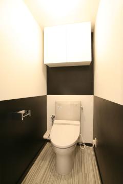 白と黒で統一したモダンなトイレ