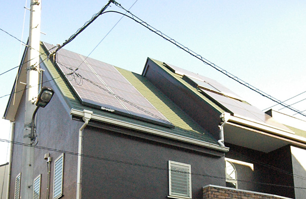 オール電化住宅でエコ住宅に変貌した住まい。屋根には大容量のソーラー発電を設置