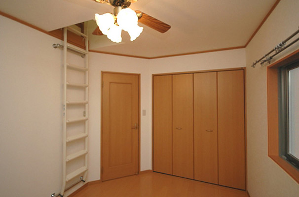 デッドスペースとなる屋根裏の空間は、収納や寝室として利用できるように