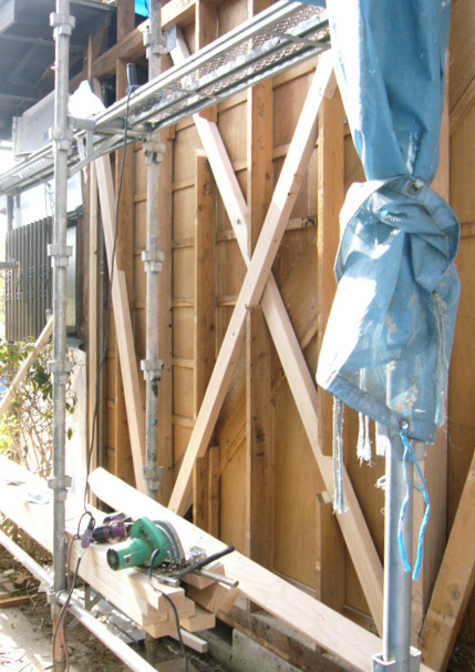 足場を建てて、家の屋外から壁を撤去して耐震工事及び断熱工事を行いました