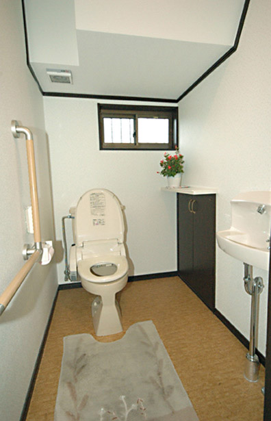 車椅子での生活を想定したトイレ