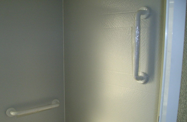浴室の入口や浴槽のまたぎなど危険な箇所に手摺を設置。 