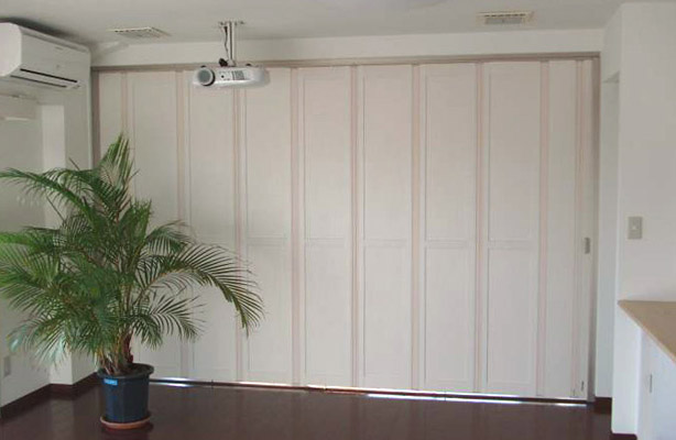 和室の壁を抜き、洋室との境界は開閉間仕切り建具を設置
