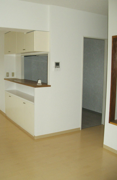 キッチンは対面式の最新モデルに。床材はカーペットから防音タイプのフローリングへ