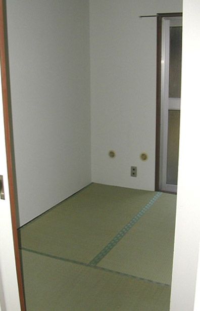 壁紙と畳を一新した和室。明るいスペースになりました。