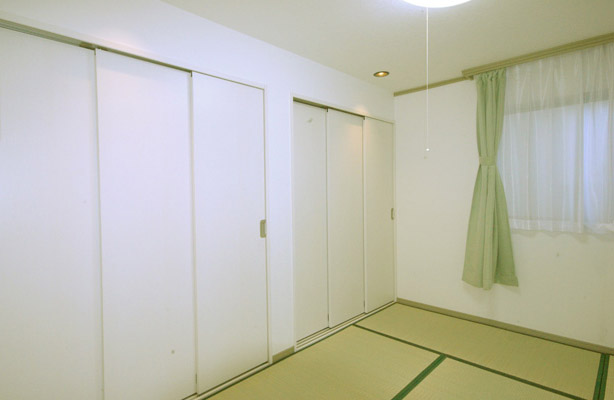 キッチンがあったスペースに和室を設置。