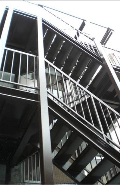 鉄骨外階段を補強・塗装