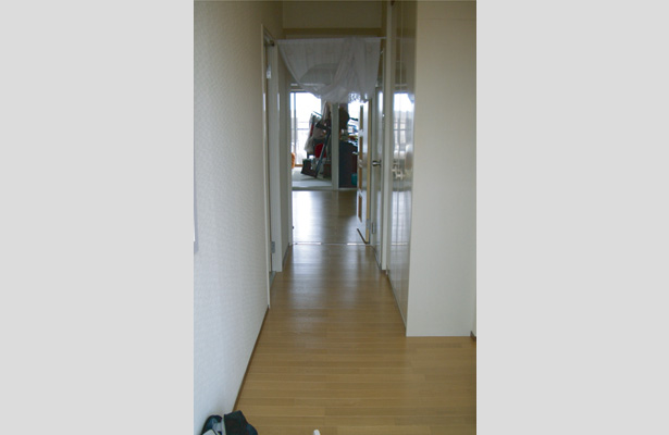 廊下・玄関部分の床材も、カーペットからフローリングに張り替えました。