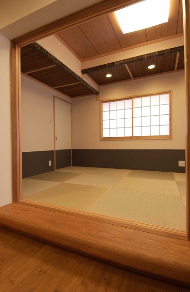 茶室の伝統的な造りを取り入れながらも、琉球畳などでモダンな印象を醸しだしている。