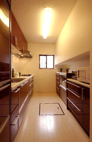 システムキッチンはサンウエーブ「ピット」を採用。収納棚と冷蔵庫も同じ扉で統一。