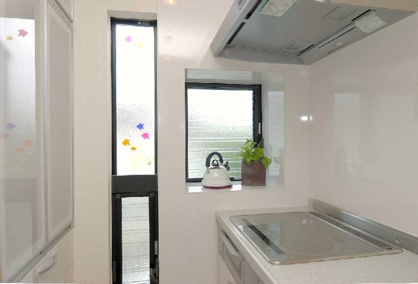 白で統一したキッチンの脇には、換気と明かり取りのための窓を造作。