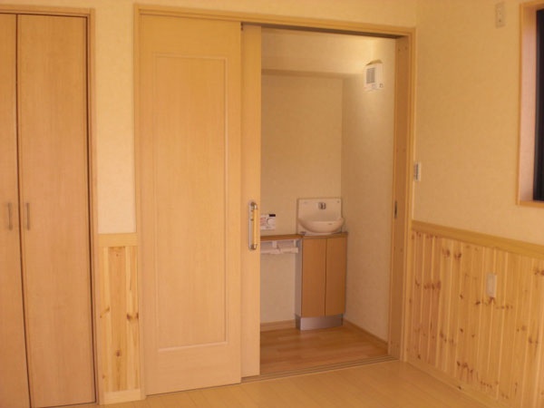 以前和室だった部屋をお母様の寝室としたため、押入れ部分は専用のトイレにリフォーム