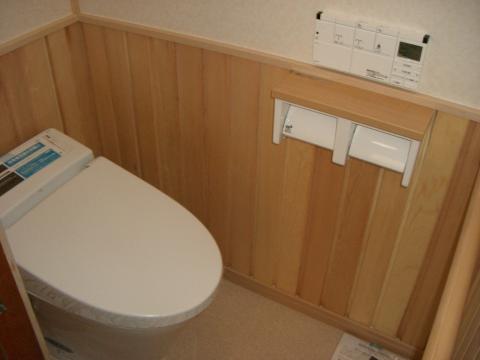 広いトイレ空間を作るために、タンクレス便器に交換しました。