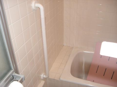 浴室・トイレ・脱衣所・階段・廊下などに手摺を設置しました。