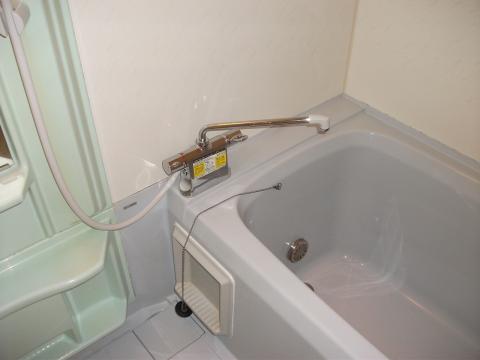 古くなったシャワー水栓と換気乾燥暖房機・鏡を交換しました。