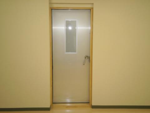 ダンス教室内の部屋と部屋の間に防音ドアを設置しました。