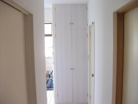 収納の扉を、白を基調としたシンプルなものに変更。
