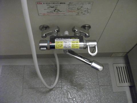 浴室ではシャワー水栓の交換を行い、使い勝手が向上。