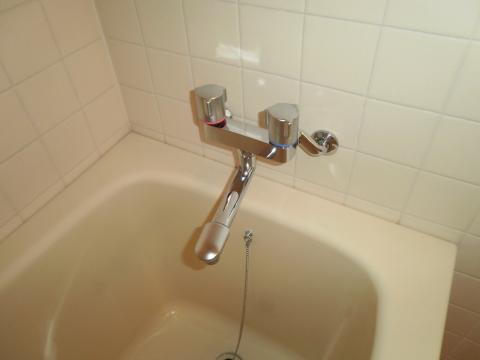 傷んでいた洗面・バスルームの水栓を交換しました。