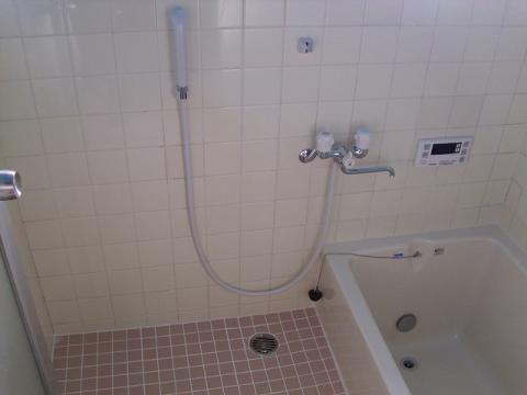 シャワー水栓や給湯器も交換。床タイルも張り替えました。