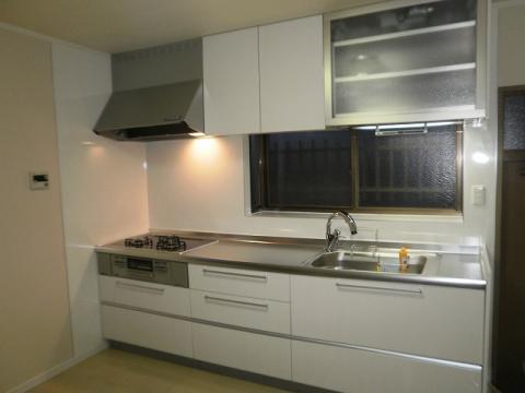 システムキッチンはEIDAI「ラフィーナ W２７００」を採用しました。