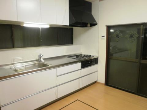 システムキッチンはエイダイの「ラフィーナ2550タイプ」を採用しました。