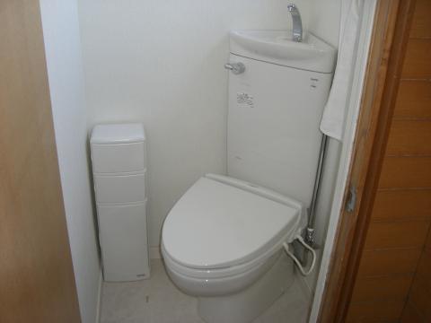 トイレを２か所リフォームしました。一階のトイレは和式から洋式に変更。