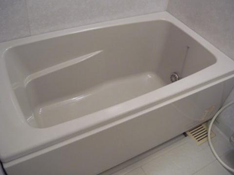 水垢で汚れた浴槽もクリーニングで新品同様の輝きを取り戻しました。