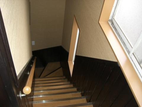 廊下・階段の壁の半分を板張にして、ペットの引っかき防止にしました。