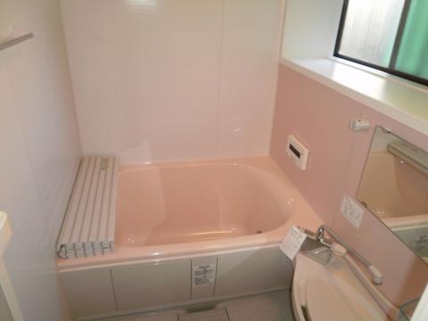 バスルームでは最新モデルの浴槽に変更。快適空間として生まれ変わりました。