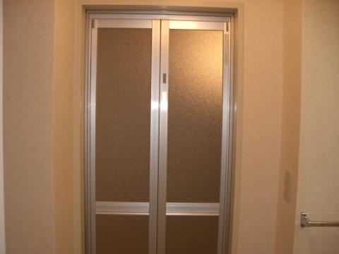 浴室入口ドアを　新しい折戸に交換しました。