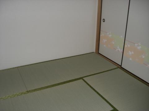 和室の畳を表替えを行い、木部をアク洗い、襖を張り替えました。