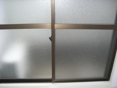 割れた窓ガラス２枚を交換して、網戸も張り替えました。 