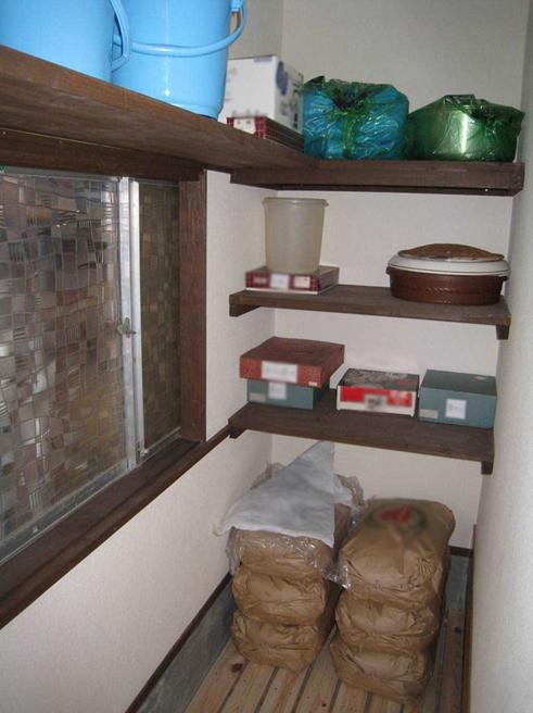 台所では壁付収納や食品庫スペースを設け、収納力はバツグンに向上しました。 
