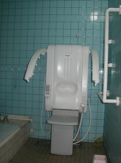 浴室では介助対応全身シャワー・L型手摺りを設置することで、安全性を確保しました。