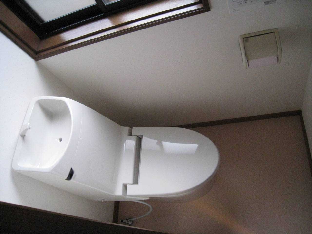 シャワーウォシュレット・暖房便座付きの最新モデルのタンク一体型便器を導入。
