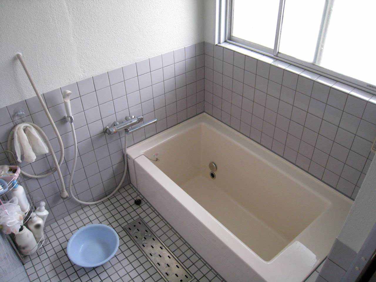 浴室内に設置あった洗濯機を浴室外へ移動・設置することで、洗い場のスペースを拡大
