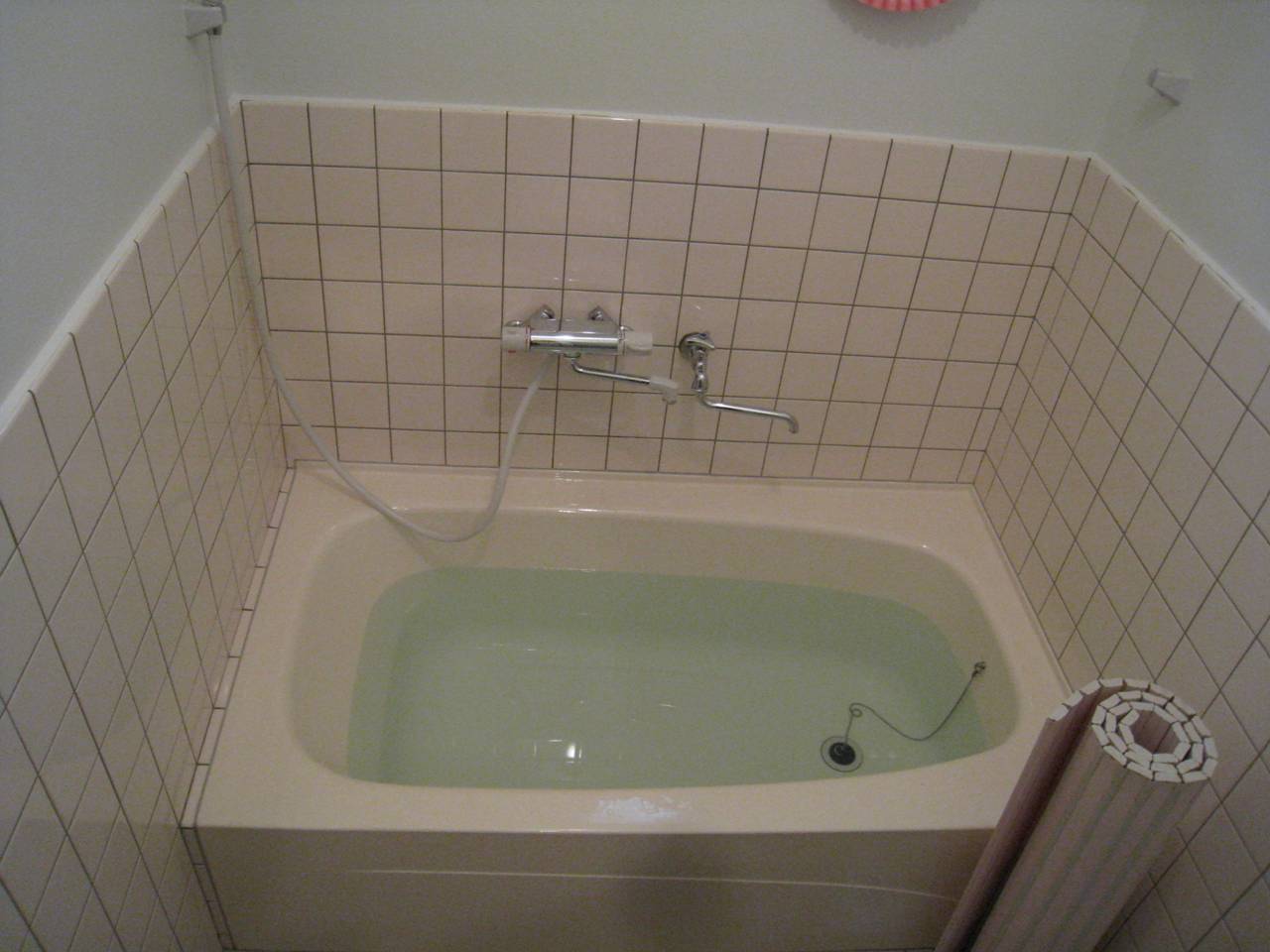 浴槽を旧来の１人槽タイプから、大きめの２人槽タイプに入れ替えました。