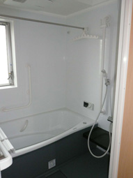 １階バスルーム。清潔感のあるバスルームは、床も壁も手入れが簡単です。