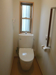 １階トイレ。見た目に美しく節水機能も高いトイレに生まれ変わりました。