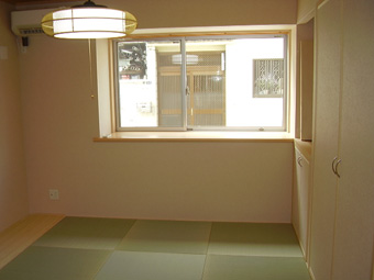 また、縁なし畳を採用することで、モダンな空間が生まれました。