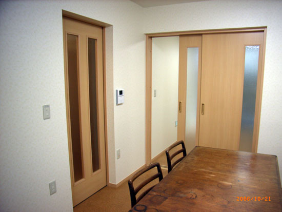 扉２枚を引き込むことでダイニングルームと寝室が一体になり、開放感が生まれます。