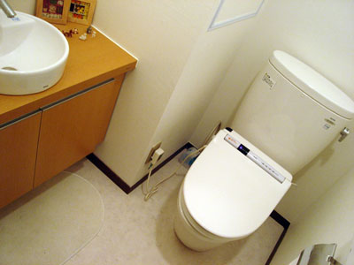 おしゃれな手洗器も設置して、すっきり明るいトイレに生まれ変わりました。