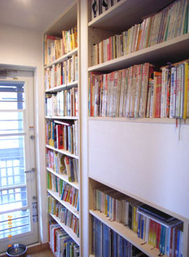 廊下には新に収納を造作。大容量の本・雑誌を収納。